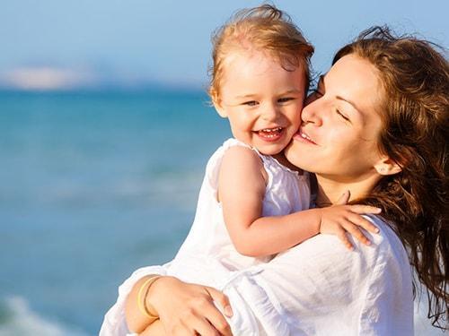 Madre con su hija en brazos